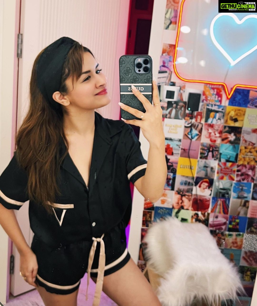 Avneet Kaur Instagram - Me in my nightsuit.🖤😴 #comfiestfeeling