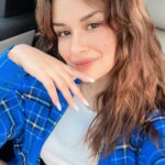 Avneet Kaur Instagram - Natural hair day 💙🤍🖤 Mumbai, Maharashtra