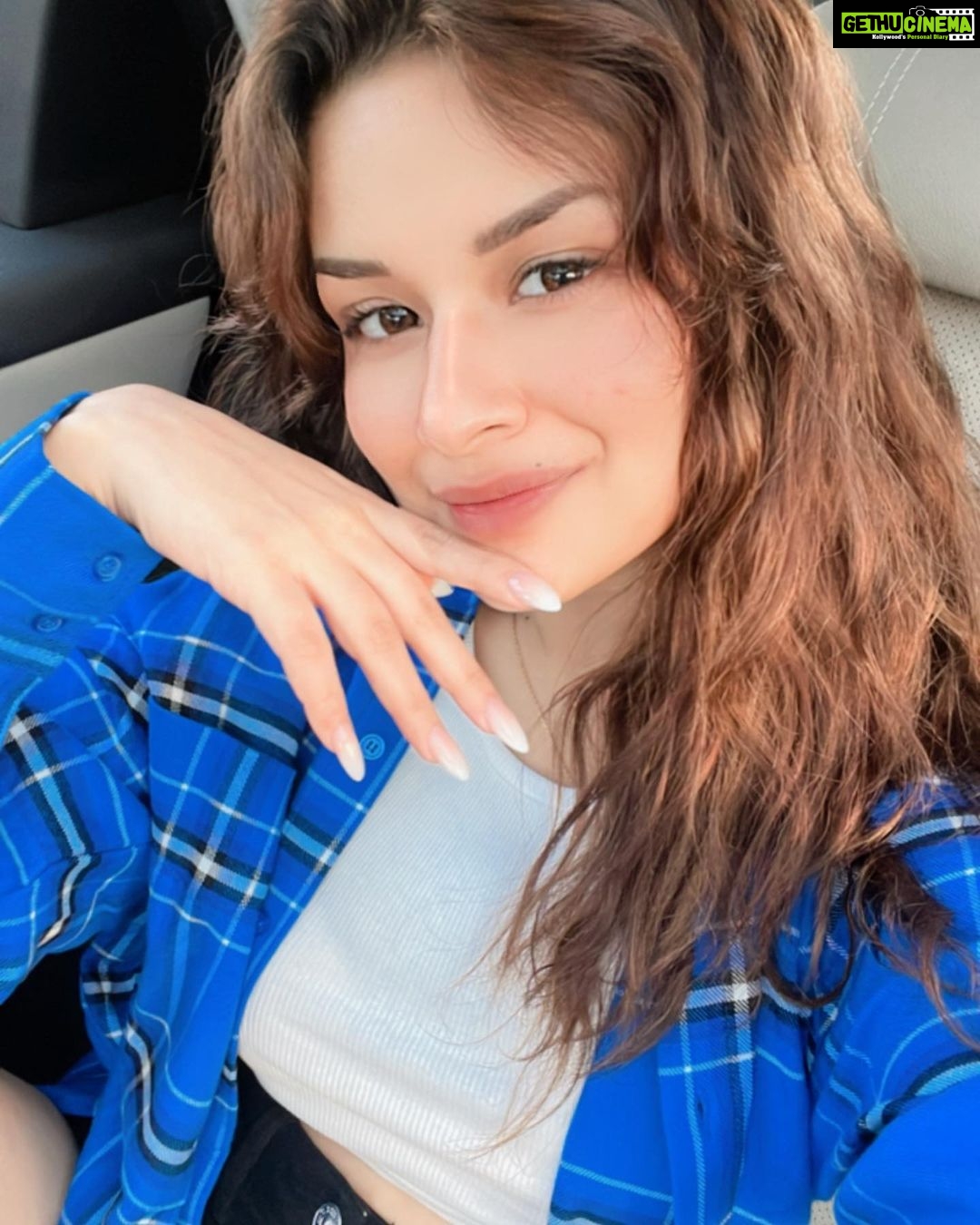 Avneet Kaur Instagram - Natural hair day 💙🤍🖤 Mumbai, Maharashtra