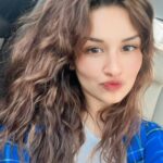 Avneet Kaur Instagram - Natural hair day 💙🤍🖤 Mumbai, Maharashtra