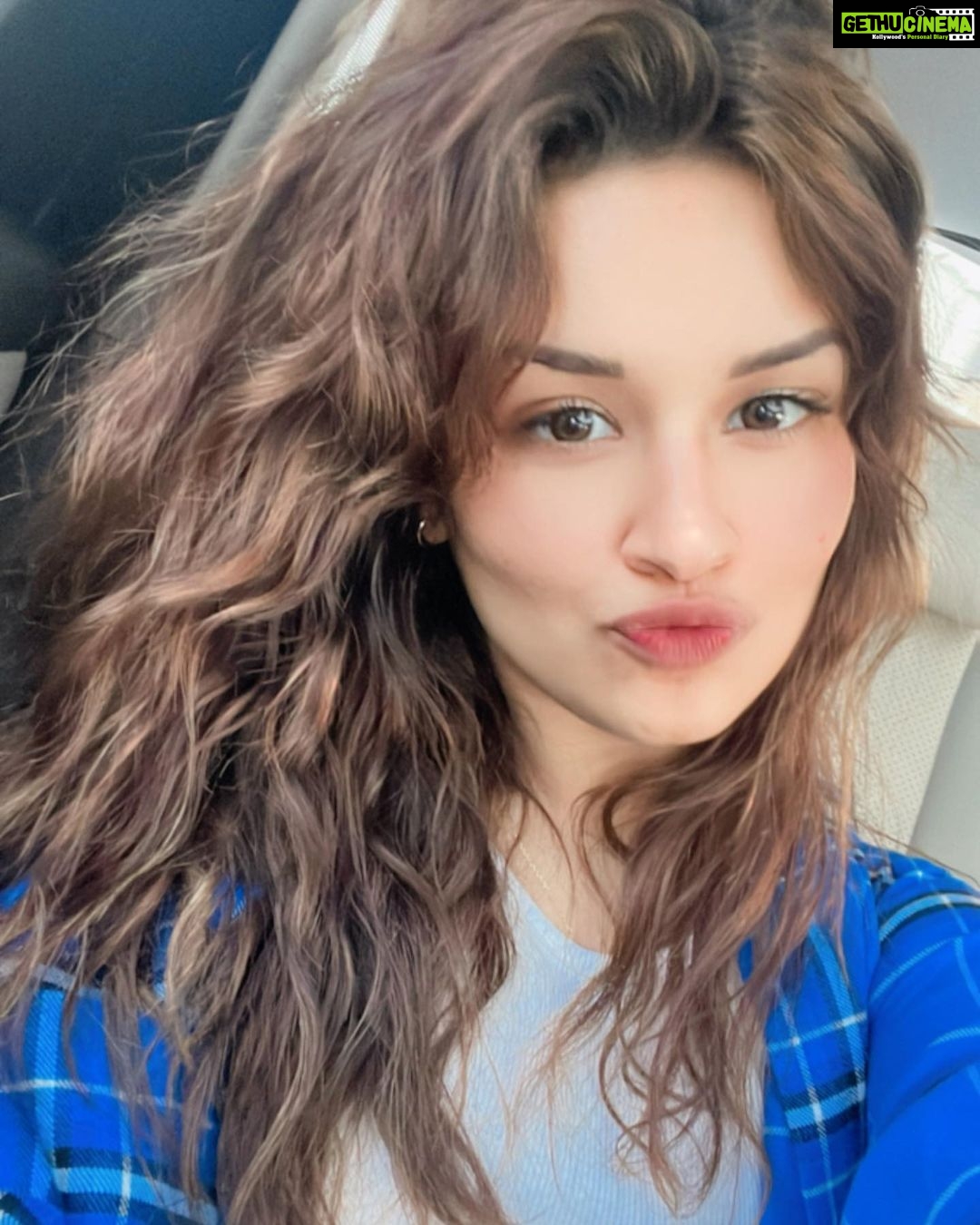 Avneet Kaur Instagram - Natural hair day 💙🤍🖤 Mumbai, Maharashtra