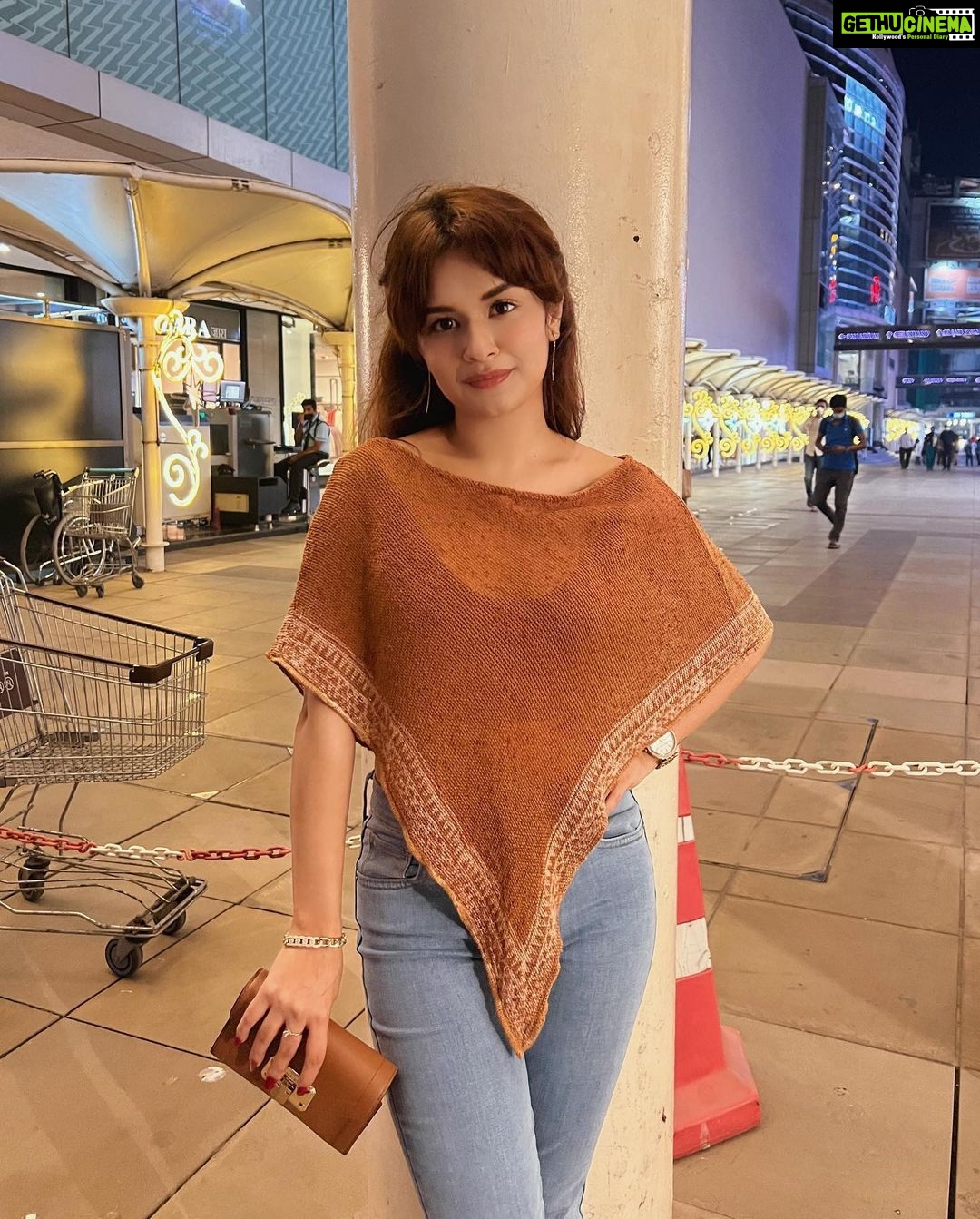Avneet Kaur Instagram - Shopping done right.🤎🤍 Palladium Mumbai