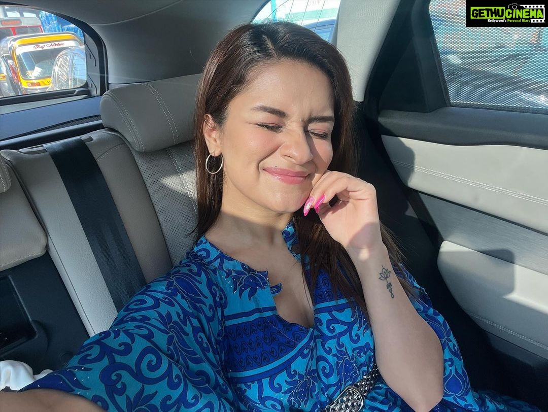 Avneet Kaur Instagram - Selfieeeee💙🥰😘😬 #nofilter