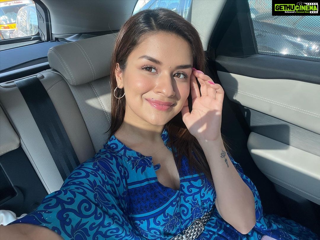 Avneet Kaur Instagram - Selfieeeee💙🥰😘😬 #nofilter