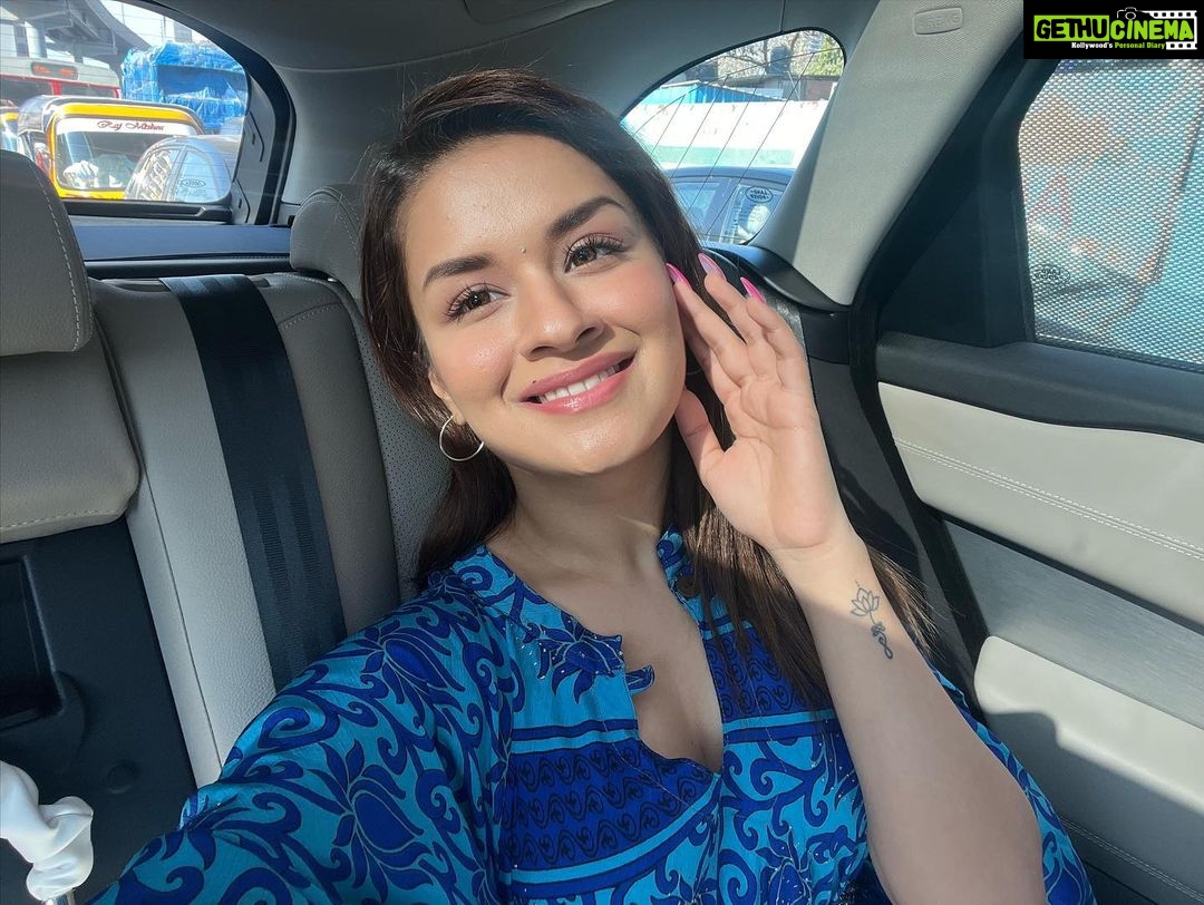 Avneet Kaur Instagram - Selfieeeee💙🥰😘😬 #nofilter