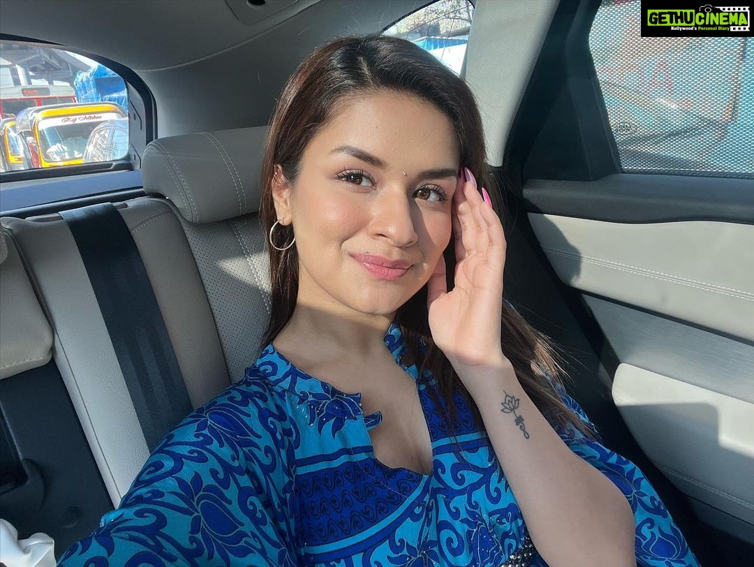 Avneet Kaur Instagram - Selfieeeee💙🥰😘😬 #nofilter