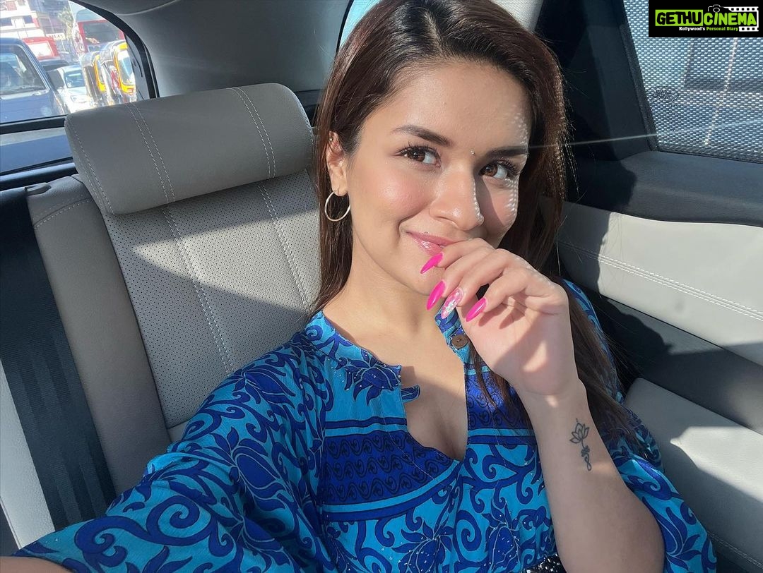 Avneet Kaur Instagram - Selfieeeee💙🥰😘😬 #nofilter