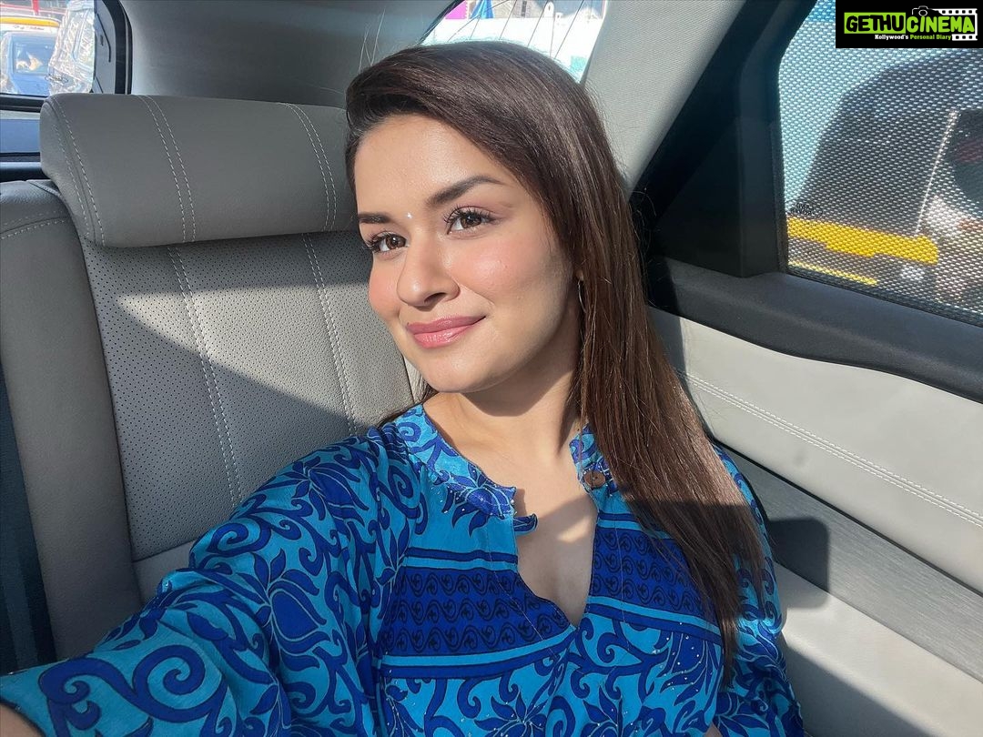 Avneet Kaur Instagram - Selfieeeee💙🥰😘😬 #nofilter