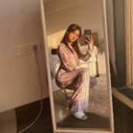 Avneet Kaur Instagram - Take notice of what light does—— to everything.🤎✨ Styling : @akansha.27 @tiara_gal Outfit: @clothesnyou 🤝 : @@houseofcreativity._ @style_by_ruchi Mumbai, Maharashtra