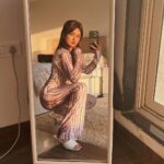 Avneet Kaur Instagram - Take notice of what light does—— to everything.🤎✨ Styling : @akansha.27 @tiara_gal Outfit: @clothesnyou 🤝 : @@houseofcreativity._ @style_by_ruchi Mumbai, Maharashtra