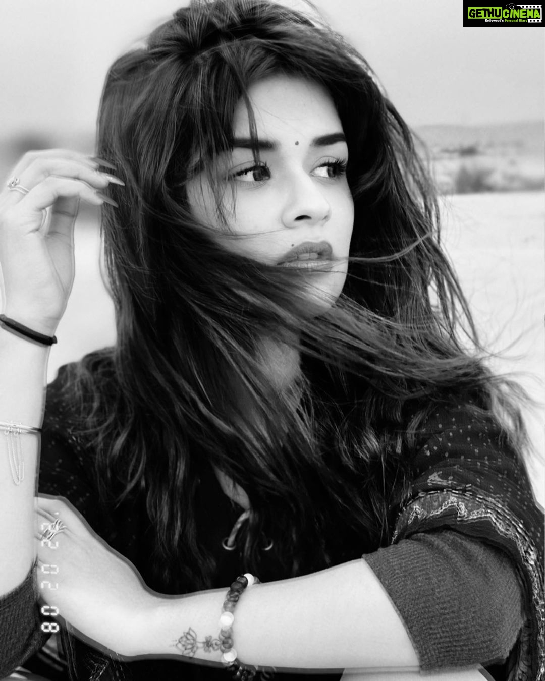 Avneet Kaur Instagram - Safar roz ka hai Aur jaana kahin bhi nahi.🖤 #moody #blackandwhite #throwback Jaisalmer