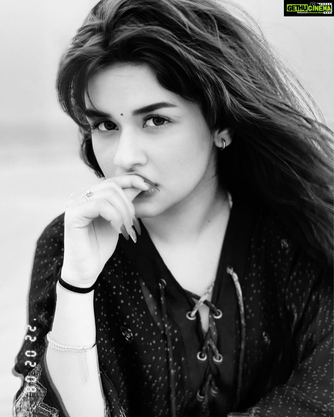 Avneet Kaur Instagram - Safar roz ka hai Aur jaana kahin bhi nahi.🖤 #moody #blackandwhite #throwback Jaisalmer