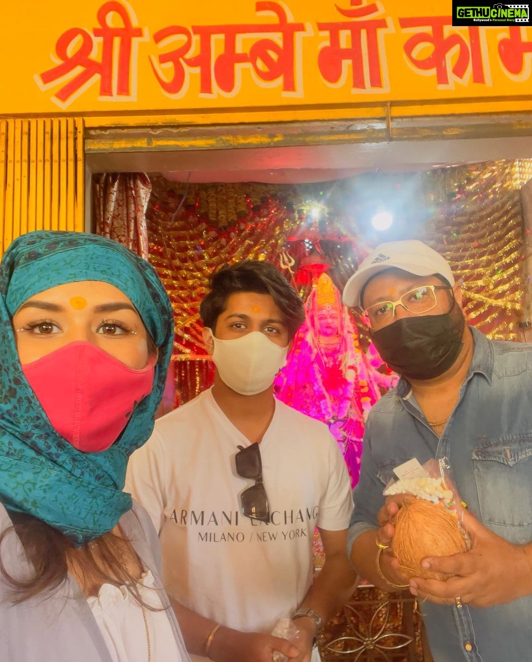 Avneet Kaur Instagram - ❤️🙏🏻 blessed #Pushkar #family Brahma Temple, Pushkar