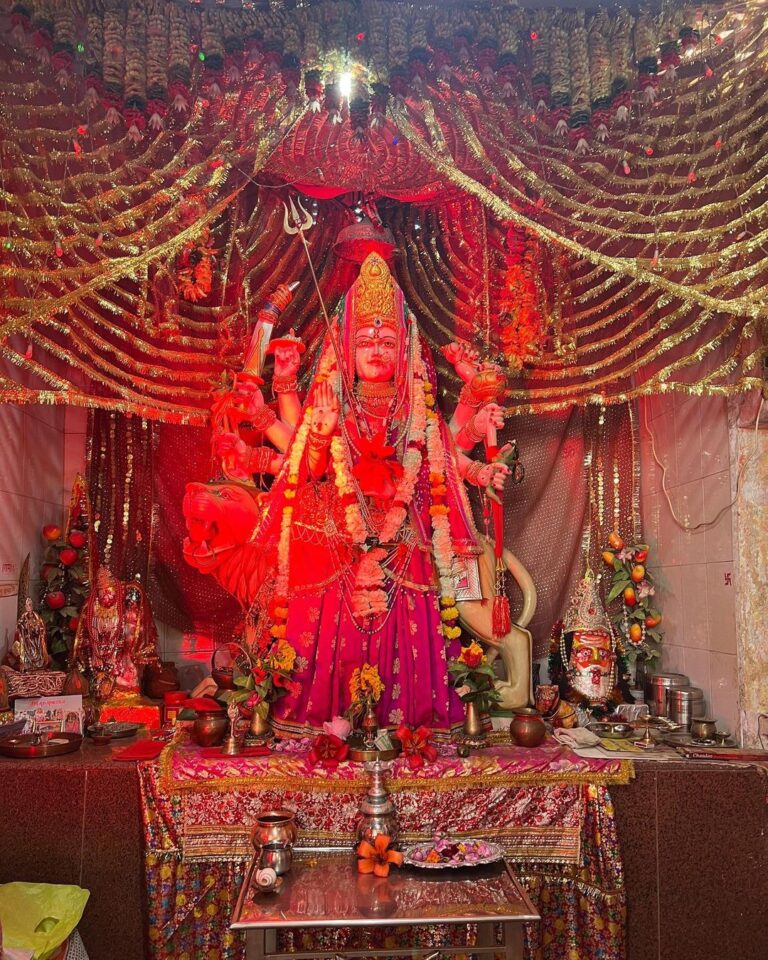 Avneet Kaur Instagram - ❤️🙏🏻 blessed #Pushkar #family Brahma Temple, Pushkar