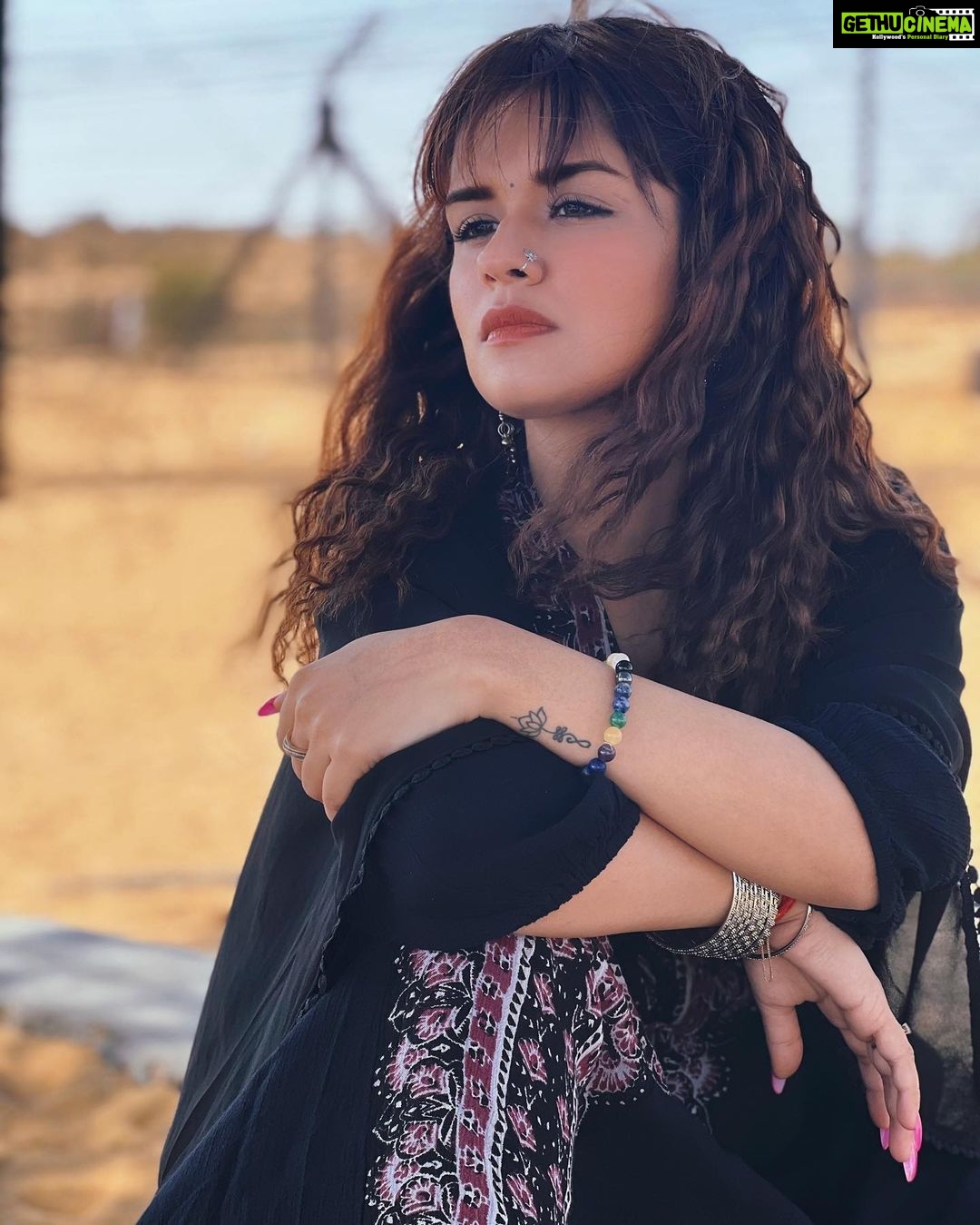 Avneet Kaur Instagram - Moh re liya tanney aesa khela daav Khaavey hichkoley mahaarey mann ki naav 🖤 📸- @sonianandra India-Pakistan Border