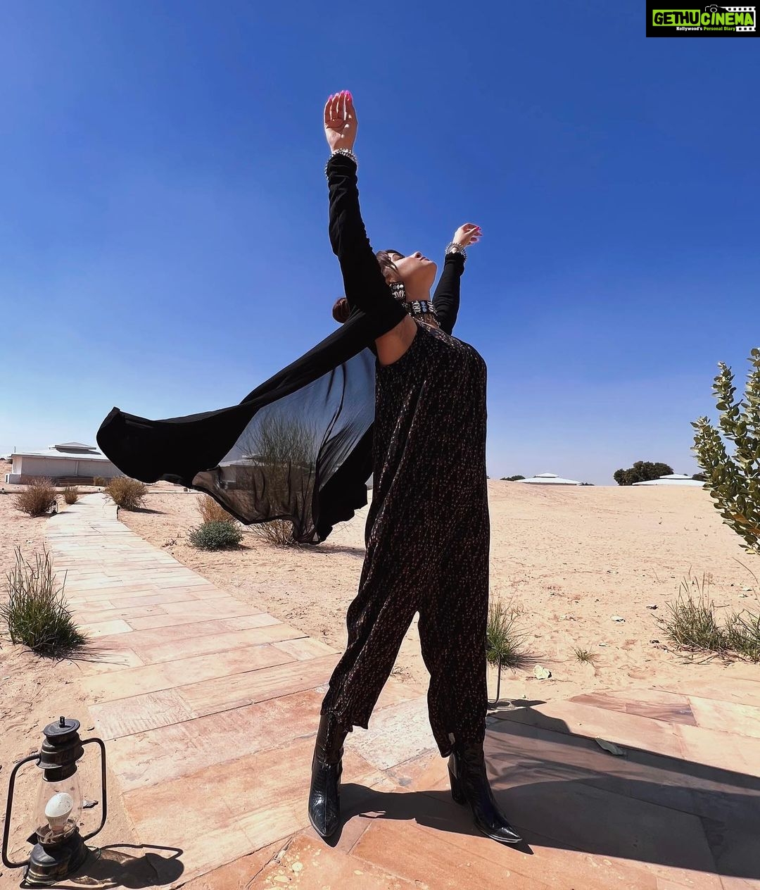 Avneet Kaur Instagram - I wanna go back 🥺❤️ #jaisalmerdiaries #dunes #desert Jaisalmer, Thar Desert, India