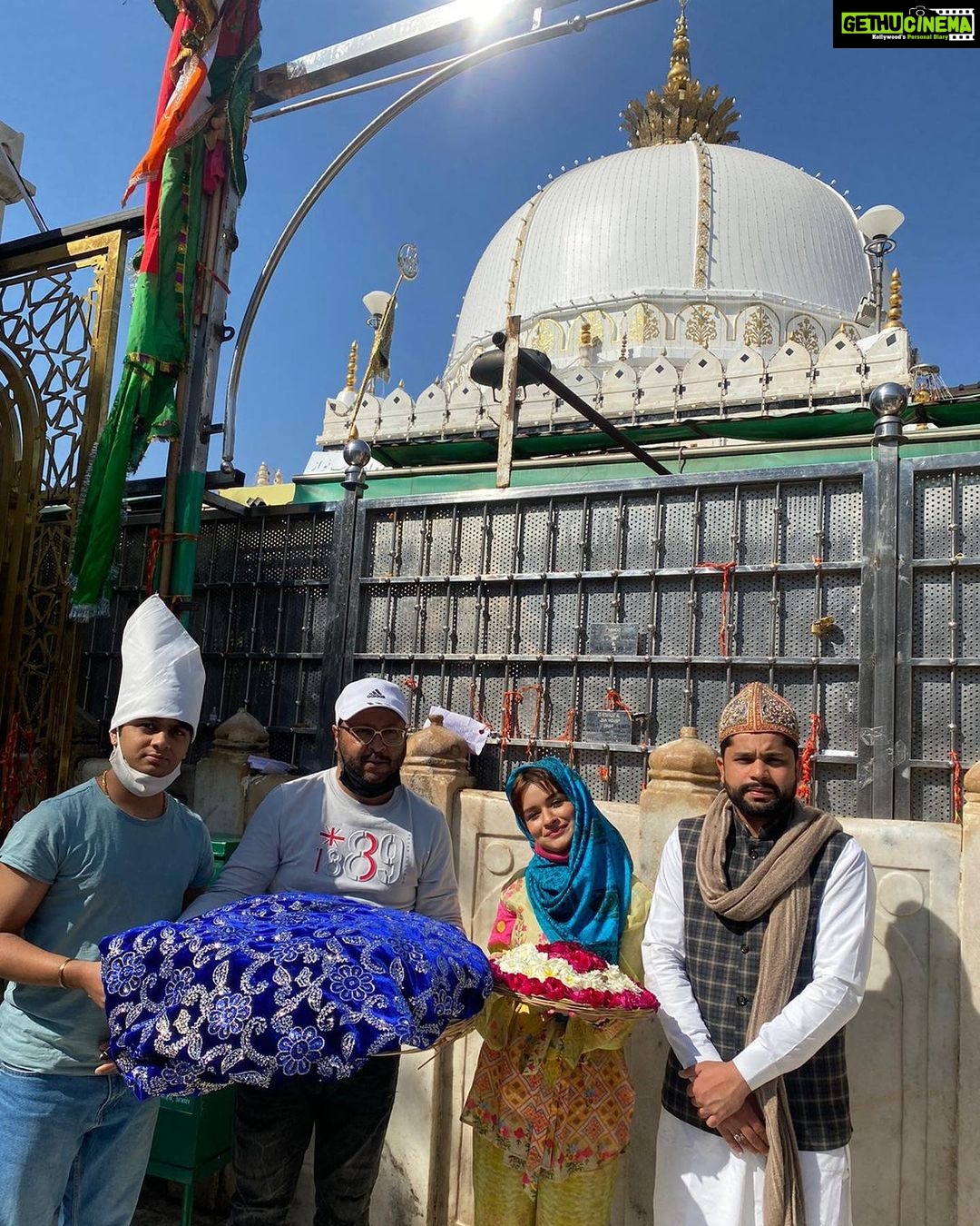 Avneet Kaur Instagram - Cannot explain the feeling ❤️😌🙏🏻 #blessed Ajmer Sharif Dargah Khwaja Gharib Nawaz r.a.