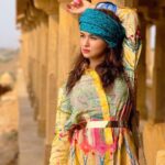 Avneet Kaur Instagram - Bringing some colours to this golden city…..☀️🌈 Styling : @tiara_gal @akansha.27 Outfit by : @theboozybutton 🤝 : @_styleby_k @style_by_ruchi Bada Bagh