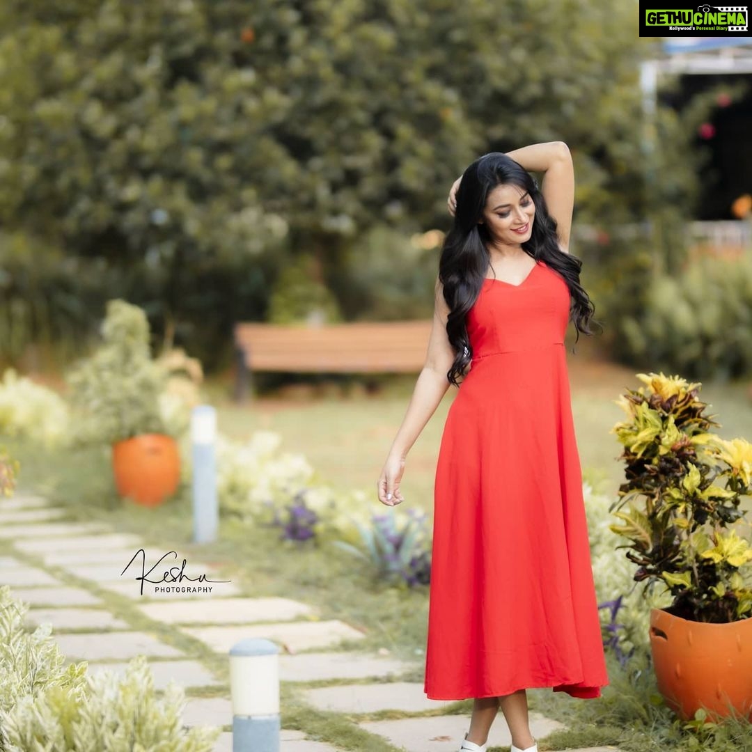Bhanu Sri Mehra Instagram - 🌹 . . @they_call_me_keshu @maskmakeupartist @vintage_vanam . . . #bhanusree #redlove #newclick #2021 #biggboss2 #telugupilla #actor #bhanusree🔥❤️ #bhanuhybridpilla