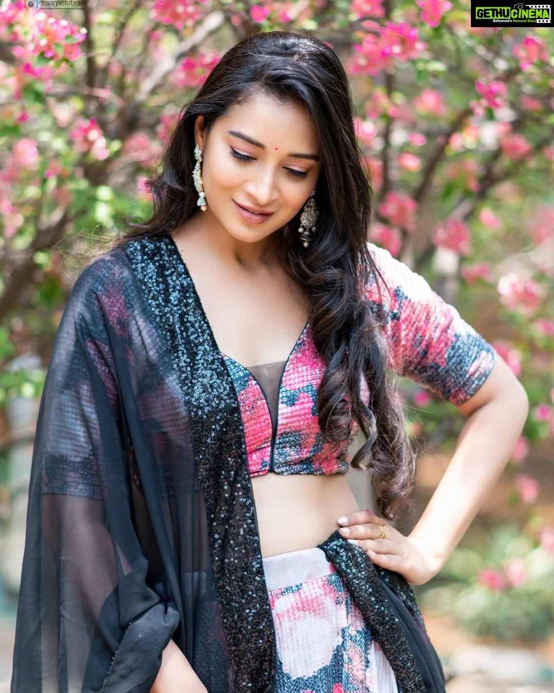 Bhanu Sri Mehra Instagram - 💗❤ Outfit:@mudradesigninghome PC @aicatch_films @saicharanthejareddyphotography . Makeup @fixmestudios7 @jennieangelinaa #traditional #love #actor #telugupilla #hybrid #pilla #bhanusree🔥❤️ #biggboss2 #anchor
