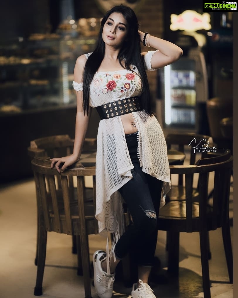 Bhanu Sri Mehra Instagram - 🦢🌹 . . . . Pic:@they_call_me_keshu Makeup:@maskmakeupartist . . #hotonbeauty #actor #telugupilla #biggboss2 #hybrid #pilla #bhanusree🔥❤️ #anchor #love #work #love