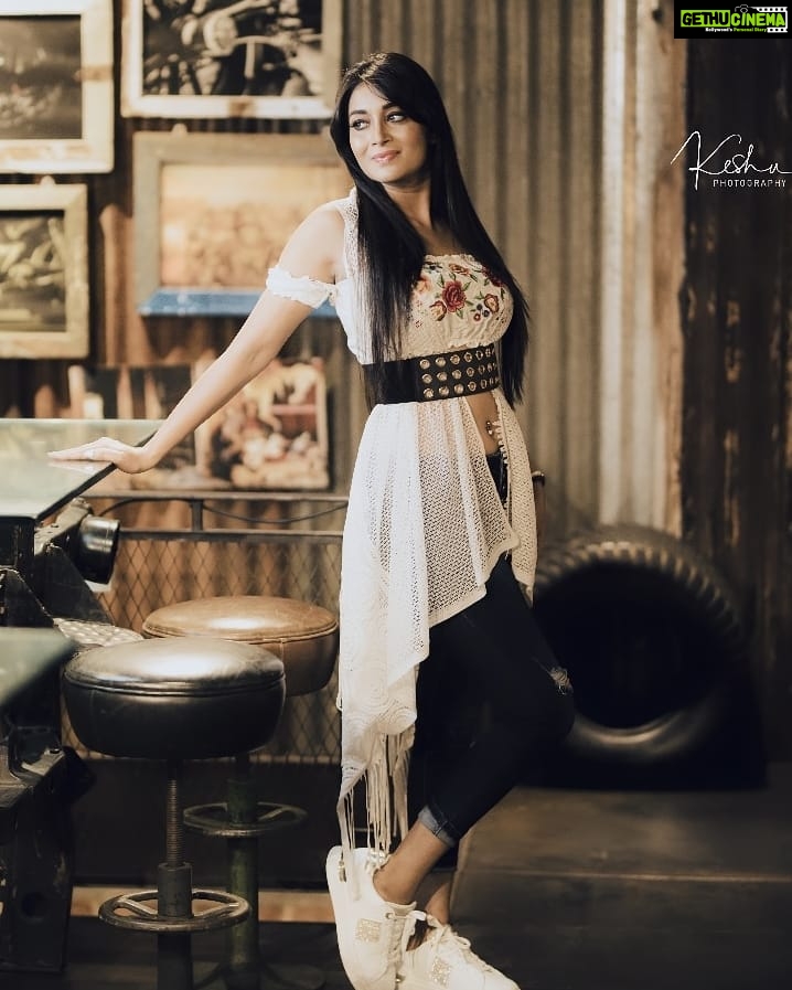Bhanu Sri Mehra Instagram - 🦢🌹 . . . . Pic:@they_call_me_keshu Makeup:@maskmakeupartist . . #hotonbeauty #actor #telugupilla #biggboss2 #hybrid #pilla #bhanusree🔥❤️ #anchor #love #work #love