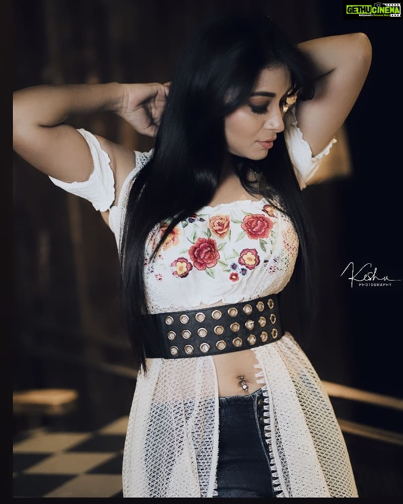 Bhanu Sri Mehra Instagram - 🦢🌹 . . . . Pic:@they_call_me_keshu Makeup:@maskmakeupartist . . #hotonbeauty #actor #telugupilla #biggboss2 #hybrid #pilla #bhanusree🔥❤️ #anchor #love #work #love