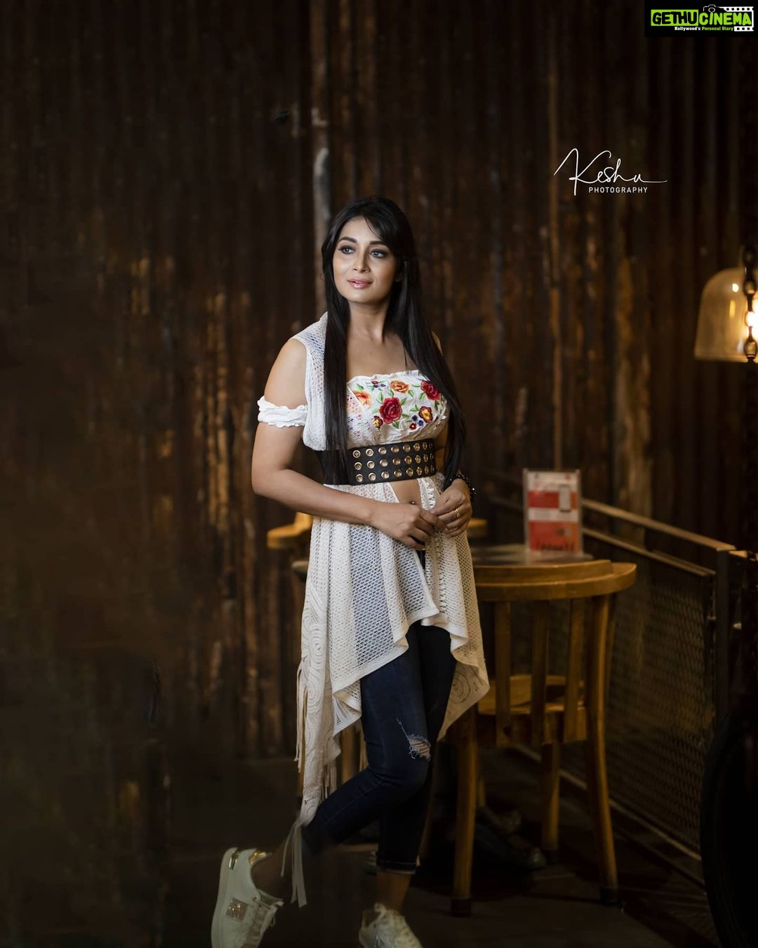 Bhanu Sri Mehra Instagram - Beauty maybe dangerous but intelligence is lethal 😉🦢 . . . Pc:@they_call_me_keshu Make up :@maskmakeupartist . . #beauty #gueen #bhanusree #tollywoodactress #telugupilla #biggboss2 #anchor #love #work #world #bhanusree🔥❤️
