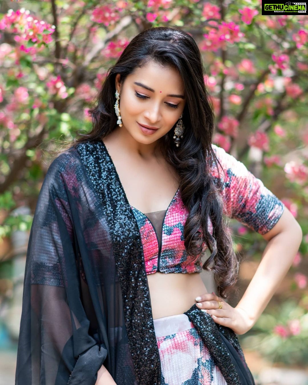Bhanu Sri Mehra Instagram - 💗❤ Outfit:@mudradesigninghome PC @aicatch_films @saicharanthejareddyphotography . Makeup @fixmestudios7 @jennieangelinaa #traditional #love #actor #telugupilla #hybrid #pilla #bhanusree🔥❤️ #biggboss2 #anchor