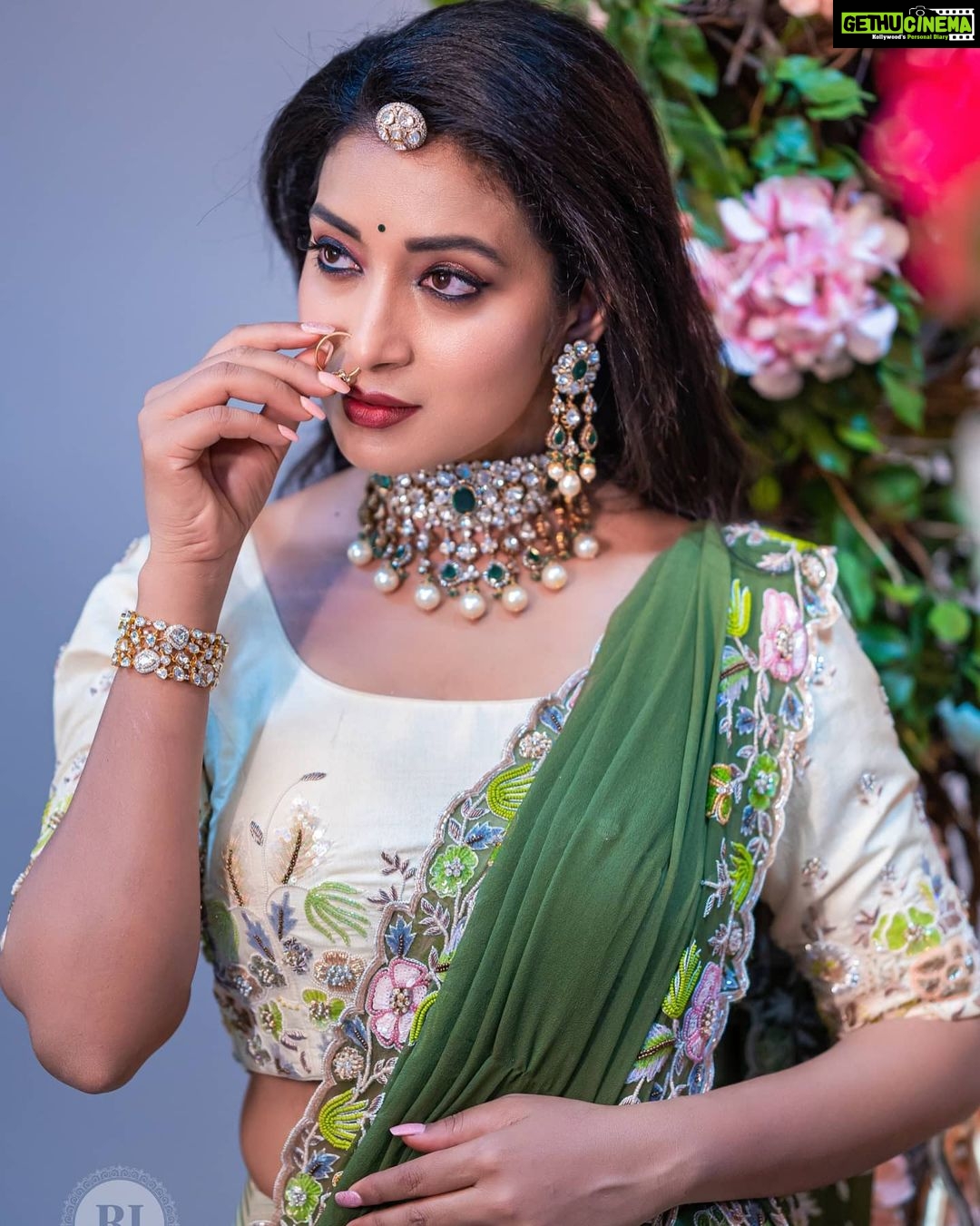 Bhanu Sri Mehra Instagram - Is you carry yourself as a queen 👸 they will have no choice but to treat you as such!! . . . . Photography @rj_weddingfilms MUA @ramesh_makeupstudio Jewelry @mangatrai_hitechcity Outfit @brandmandir Decor @rrreventspro styled by @mounika_vallabhaneni921 #bhanusree #rjweddingfilms #candidphotography #southindianbride #bridesofindia #bride #bridetobe #bridemakeup #pellikuthuruoutfit #pasupufunction #bridelook #brideinspiration #bhanusree🔥❤️
