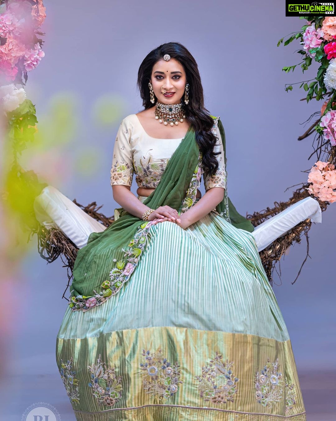 Bhanu Sri Mehra Instagram - A girl like a butterfly π¦ pretty to see hard to catch π . . . Photography @rj_weddingfilms MUA @ramesh_makeupstudio Jewelry @mangatrai_hitechcity Outfit @brandmandir Decor @rrreventspro styled by @mounika_vallabhaneni921 #bhanusree #rjweddingfilms #candidphotography #southindianbride #bridesofindia #bride #bridetobe #bridemakeup #pellikuthuruoutfit #pasupufunction #bridelook #brideinspiration