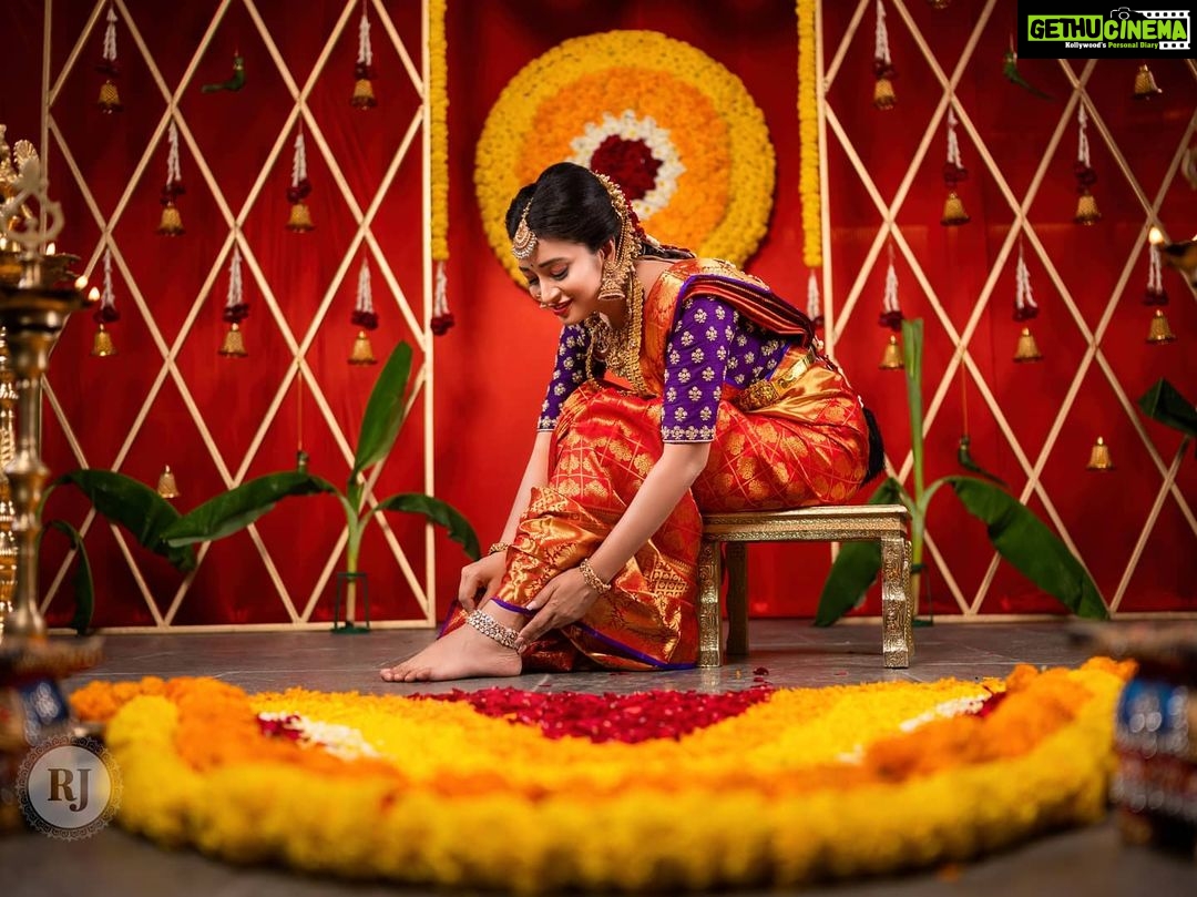 Bhanu Sri Mehra Instagram - 🤩 . . . Photography @rj_weddingfilms MUA @ramesh_makeupstudio Jewelry @mangatrai_hitechcity Outfit @brandmandir Decor @rrreventspro styled by @mounika_vallabhaneni921 #bhanusree #rjweddingfilms #candidphotography #southindianbride #bridesofindia #bride #bridetobe #bridemakeup #pellikuthuruoutfit #pasupufunction #bridelook #brideinspiration