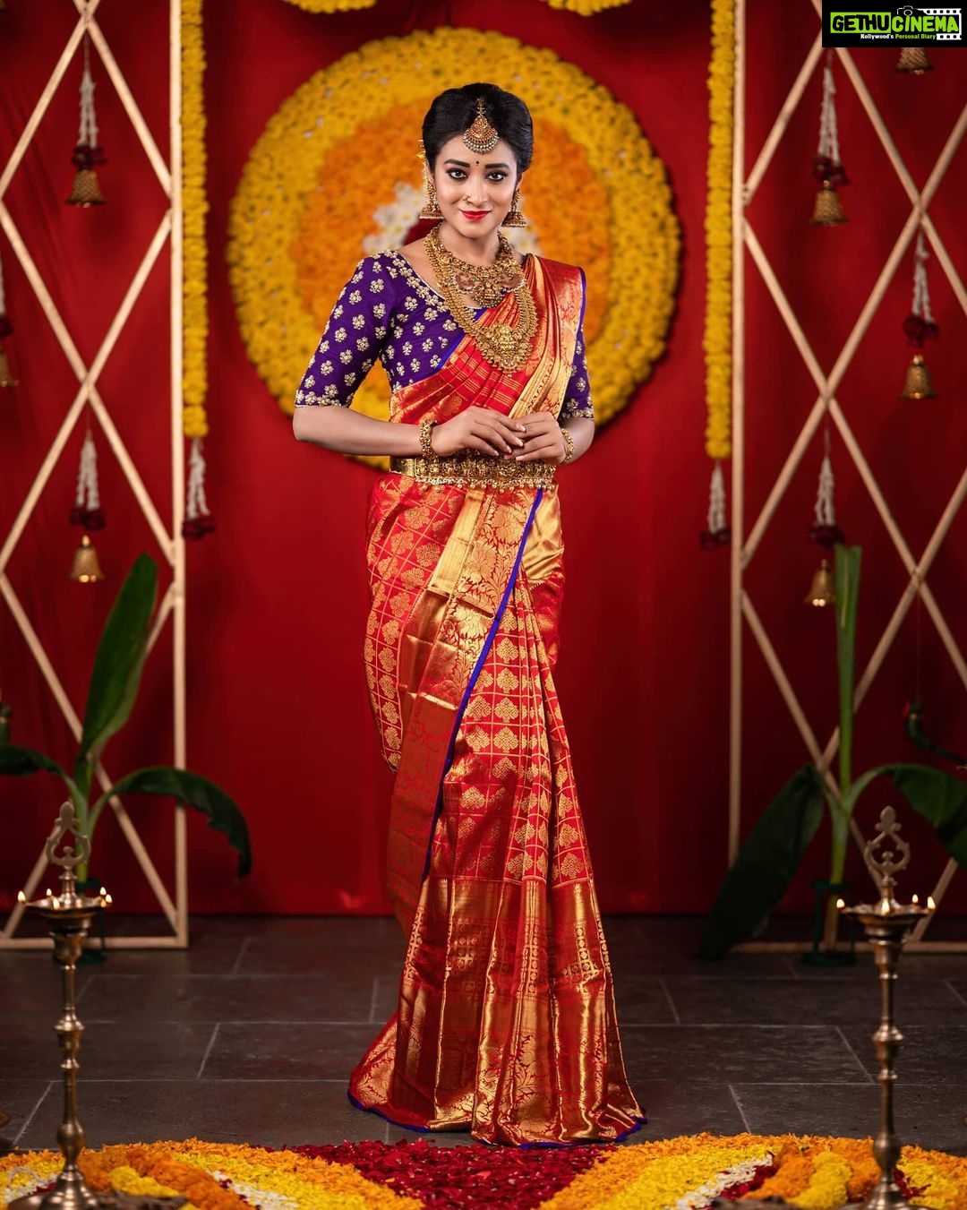 Bhanu Sri Mehra Instagram - Love traditional đ . . Photography @rj_weddingfilms MUA @ramesh_makeupstudio Jewelry @mangatrai_hitechcity Outfit @brandmandir Decor @rrreventspro styled by @mounika_vallabhaneni921 #bhanusree #rjweddingfilms #candidphotography #southindianbride #bridesofindia #bride #bridetobe #bridemakeup #pellikuthuruoutfit #pasupufunction #bridelook #brideinspiration