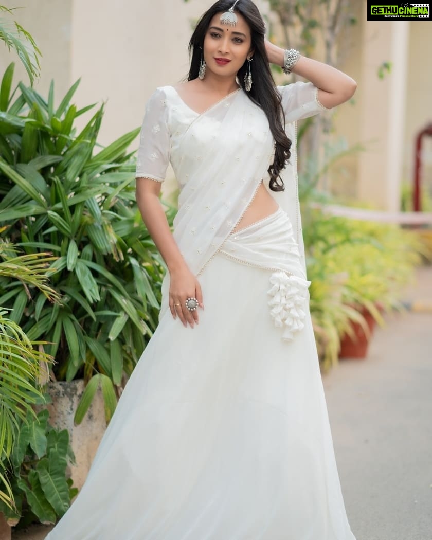 Bhanu Sri Mehra Instagram - 🤍🦢 Outfit:@myriti