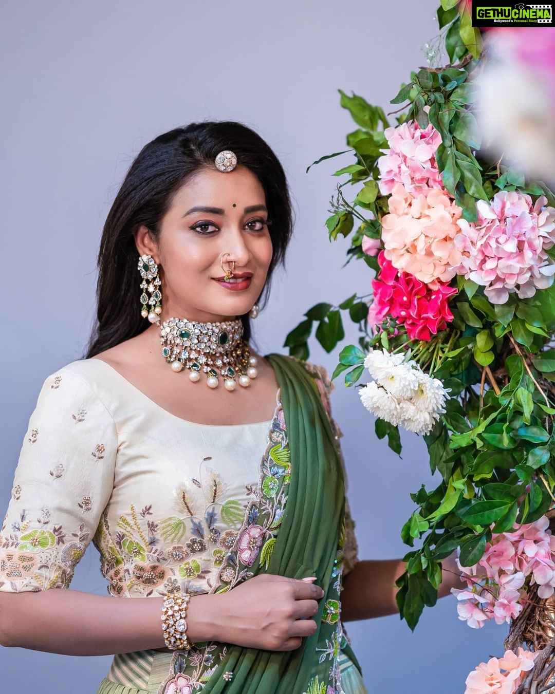 Bhanu Sri Mehra Instagram - Is you carry yourself as a queen 👸 they will have no choice but to treat you as such!! . . . . Photography @rj_weddingfilms MUA @ramesh_makeupstudio Jewelry @mangatrai_hitechcity Outfit @brandmandir Decor @rrreventspro styled by @mounika_vallabhaneni921 #bhanusree #rjweddingfilms #candidphotography #southindianbride #bridesofindia #bride #bridetobe #bridemakeup #pellikuthuruoutfit #pasupufunction #bridelook #brideinspiration #bhanusree🔥❤️