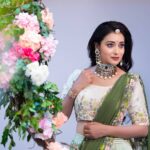 Bhanu Sri Mehra Instagram - Is you carry yourself as a queen 👸 they will have no choice but to treat you as such!! . . . . Photography @rj_weddingfilms MUA @ramesh_makeupstudio Jewelry @mangatrai_hitechcity Outfit @brandmandir Decor @rrreventspro styled by @mounika_vallabhaneni921 #bhanusree #rjweddingfilms #candidphotography #southindianbride #bridesofindia #bride #bridetobe #bridemakeup #pellikuthuruoutfit #pasupufunction #bridelook #brideinspiration #bhanusree🔥❤️