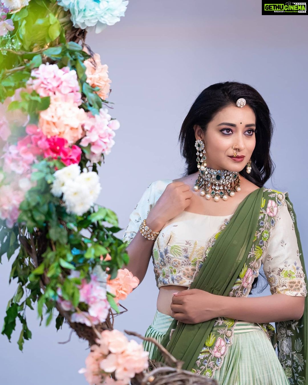 Bhanu Sri Mehra Instagram - Is you carry yourself as a queen 👸 they will have no choice but to treat you as such!! . . . . Photography @rj_weddingfilms MUA @ramesh_makeupstudio Jewelry @mangatrai_hitechcity Outfit @brandmandir Decor @rrreventspro styled by @mounika_vallabhaneni921 #bhanusree #rjweddingfilms #candidphotography #southindianbride #bridesofindia #bride #bridetobe #bridemakeup #pellikuthuruoutfit #pasupufunction #bridelook #brideinspiration #bhanusree🔥❤️