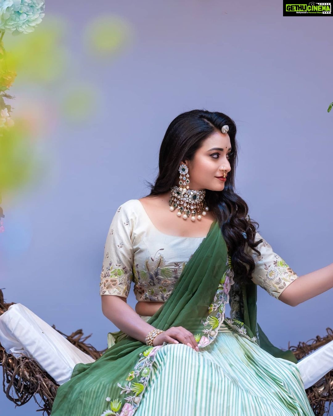 Bhanu Sri Mehra Instagram - Is you carry yourself as a queen 👸 they will have no choice but to treat you as such!! . . . . Photography @rj_weddingfilms MUA @ramesh_makeupstudio Jewelry @mangatrai_hitechcity Outfit @brandmandir Decor @rrreventspro styled by @mounika_vallabhaneni921 #bhanusree #rjweddingfilms #candidphotography #southindianbride #bridesofindia #bride #bridetobe #bridemakeup #pellikuthuruoutfit #pasupufunction #bridelook #brideinspiration #bhanusree🔥❤️