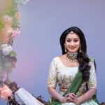Bhanu Sri Mehra Instagram - Is you carry yourself as a queen 👸 they will have no choice but to treat you as such!! . . . . Photography @rj_weddingfilms MUA @ramesh_makeupstudio Jewelry @mangatrai_hitechcity Outfit @brandmandir Decor @rrreventspro styled by @mounika_vallabhaneni921 #bhanusree #rjweddingfilms #candidphotography #southindianbride #bridesofindia #bride #bridetobe #bridemakeup #pellikuthuruoutfit #pasupufunction #bridelook #brideinspiration #bhanusree🔥❤️