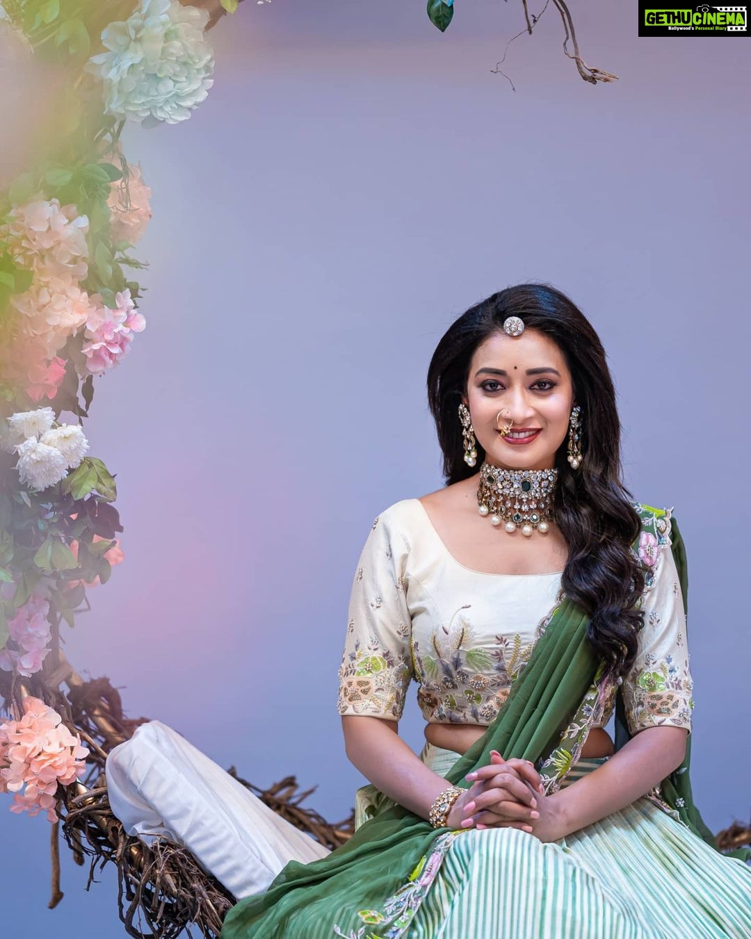 Bhanu Sri Mehra Instagram - Is you carry yourself as a queen 👸 they will have no choice but to treat you as such!! . . . . Photography @rj_weddingfilms MUA @ramesh_makeupstudio Jewelry @mangatrai_hitechcity Outfit @brandmandir Decor @rrreventspro styled by @mounika_vallabhaneni921 #bhanusree #rjweddingfilms #candidphotography #southindianbride #bridesofindia #bride #bridetobe #bridemakeup #pellikuthuruoutfit #pasupufunction #bridelook #brideinspiration #bhanusree🔥❤️