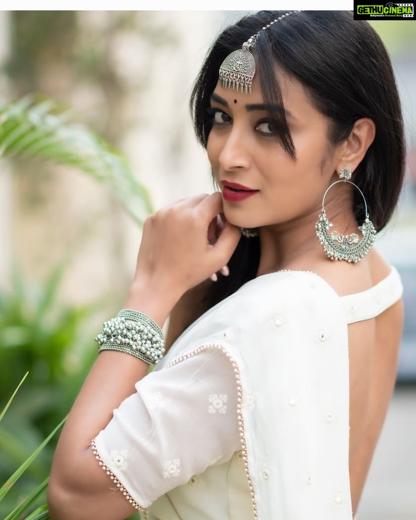 Bhanu Sri Mehra Instagram - Hello everyone ❤🦢 Outfit:@@myriti Pc:@saicharanthejareddyphotography #halfsaree #love #traditionalgirl #southindianactress #tollywoodactresses #white #bhanusree🔥❤️