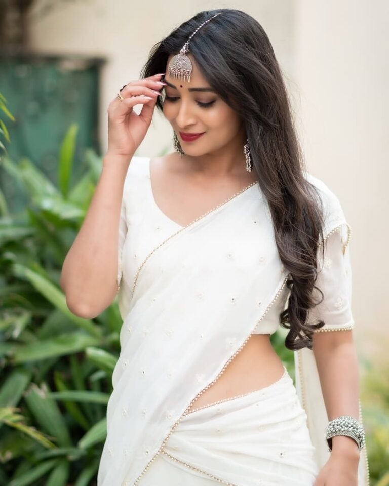 Bhanu Sri Mehra Instagram - Hello everyone ❤🦢 Outfit:@@myriti Pc:@saicharanthejareddyphotography #halfsaree #love #traditionalgirl #southindianactress #tollywoodactresses #white #bhanusree🔥❤️