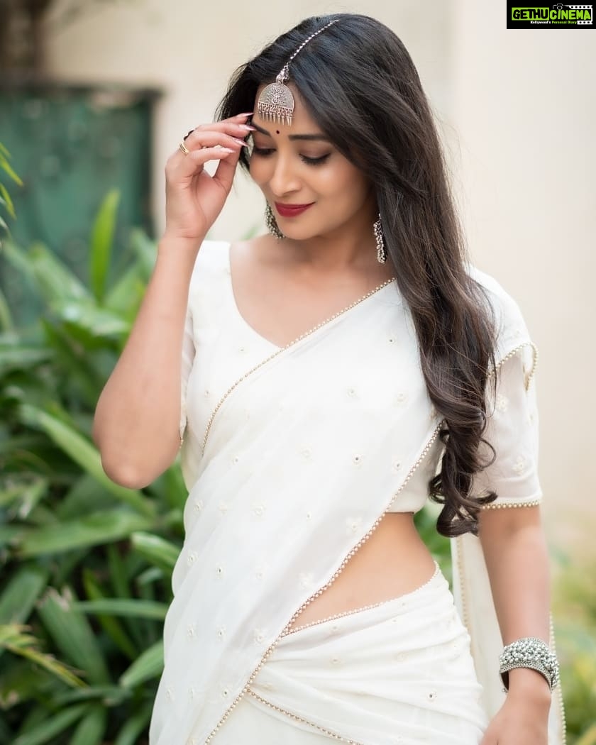 Bhanu Sri Mehra Instagram - Hello everyone ❤🦢 Outfit:@@myriti Pc:@saicharanthejareddyphotography #halfsaree #love #traditionalgirl #southindianactress #tollywoodactresses #white #bhanusree🔥❤️