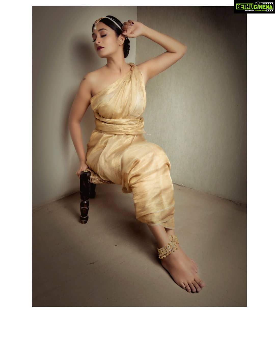 Bhanu Sri Mehra Instagram - 💛 Saree:@mugdhaartstudio styling: @workofelan Jewellery: @amarsonsjewellery MUAH: @maskmakeupartist Clicked by : @koolsoumo . . . #southindianactress #tollywoodactresses #bhanusree #actorlife #busy #bhanusree🔥❤️
