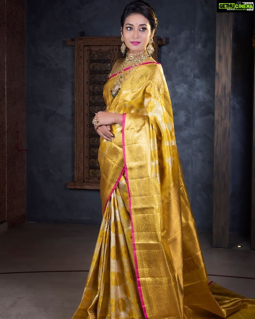 Bhanu Sri Mehra Instagram - Happy sunday to all my beautiful people 💕 😘 ❤ Saree:@mugdhaartstudio styling: @workofelan Jewellery: @amarsonsjewellery MUAH: @maskmakeupartist Clicked by : @koolsoumo . . . #bhanusree #actorlife #pattusaree #traditional #sareelove #mugdhacollection #bhanupilla #bhanusree🔥❤️