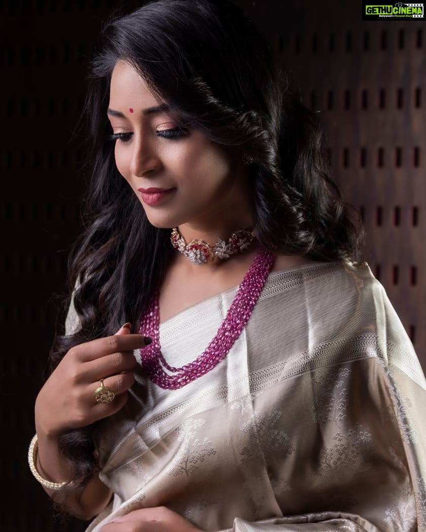 Bhanu Sri Mehra Instagram - Happy weekend all of you 🤍❤ Saree:@mugdhaartstudio styling: @workofelan Jewellery: @amarsonsjewellery MUAH: @maskmakeup_artist Clicked by : @koolsoumo #weekend #vibes #peace #happymood #newpost #sareelove #traditional #bhanusree🔥❤️