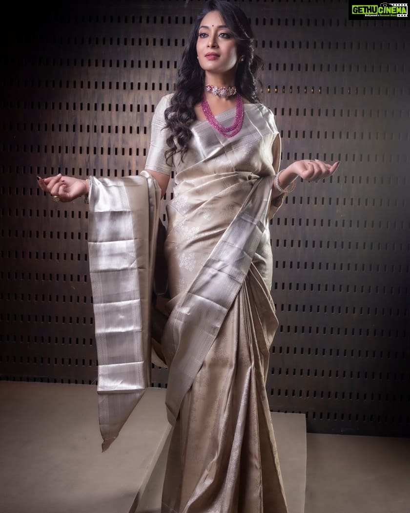 Bhanu Sri Mehra Instagram - 🤍 Saree:@mugdhaartstudio styling: @workofelan Jewellery: @amarsonsjewellery MUAH: @maskmakeup_artist Clicked by : @koolsoumo #sareelove #traditional #pattusaree #ilove #bhanusri #bhanusree🔥❤️