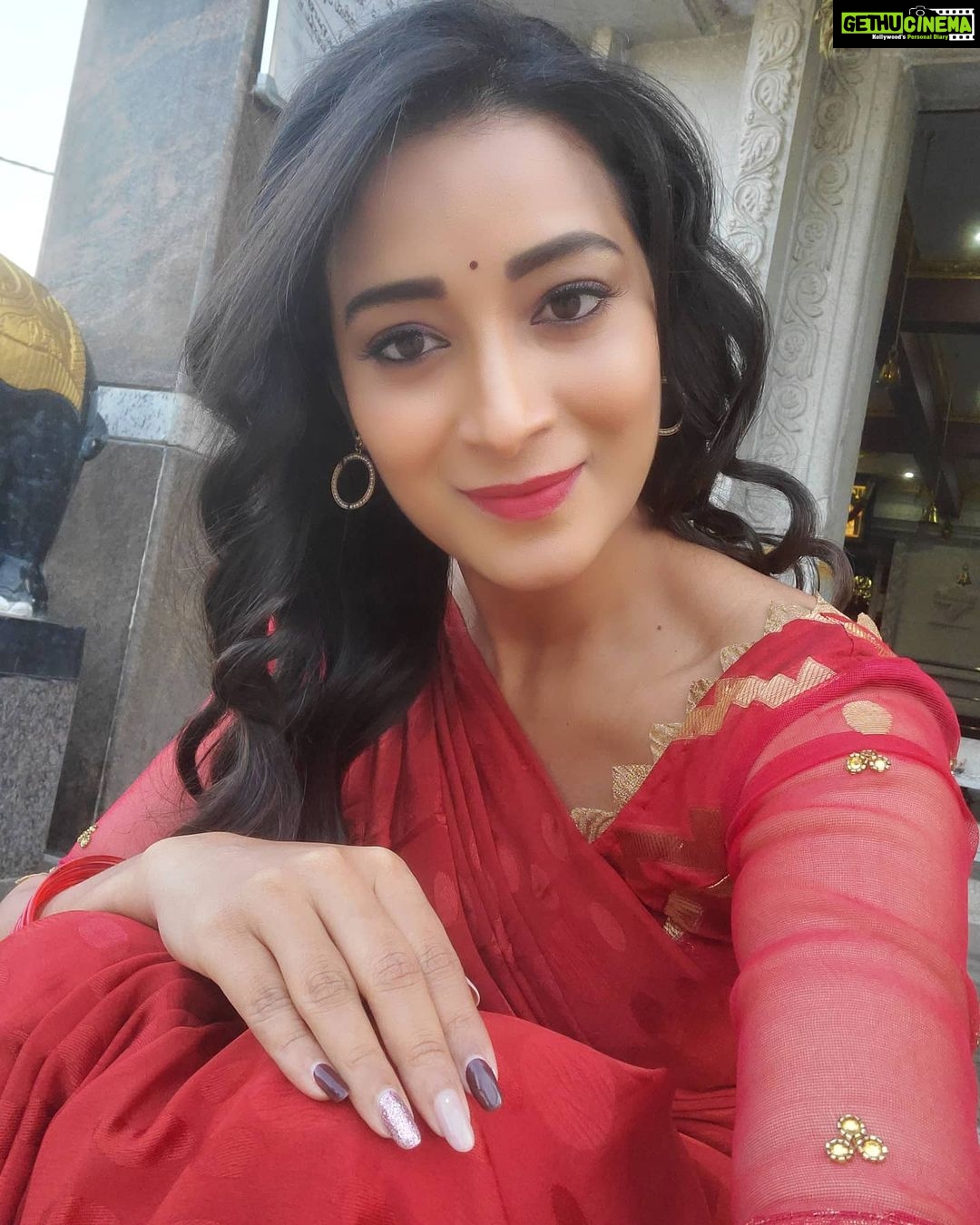 Bhanu Sri Mehra Instagram - Good evening all ❤❣ #red #sareelove #cutepilla #bhanusree #bhanusree🔥❤️ #actorlife #busy #blessed #bhanusree🔥❤️