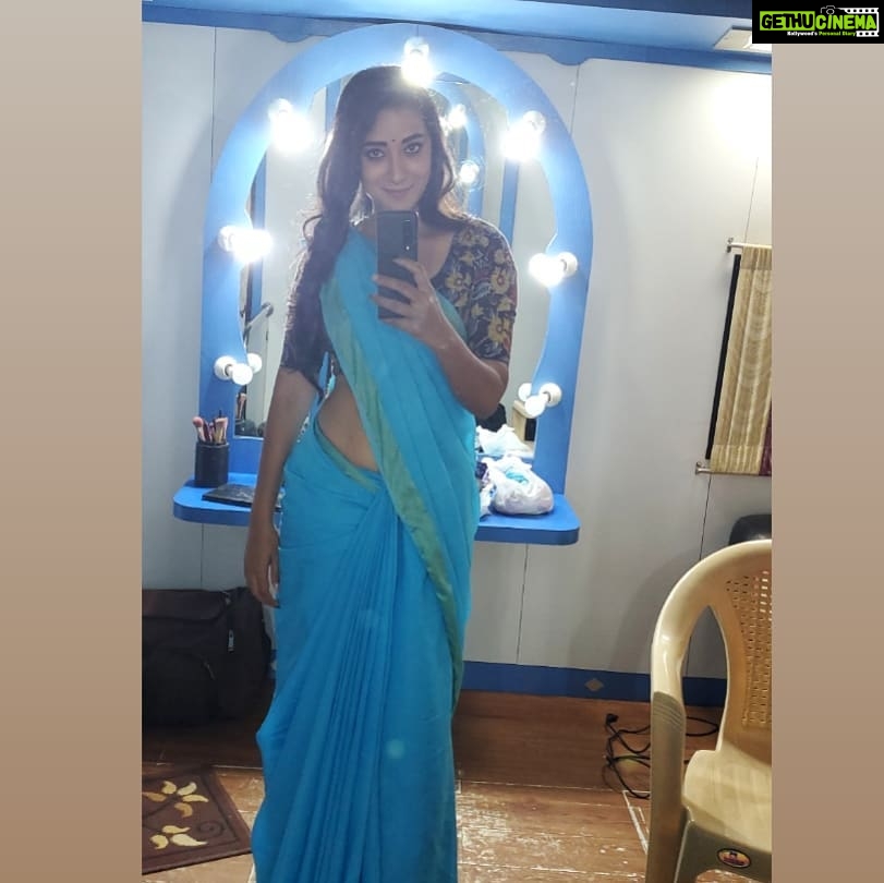 Bhanu Sri Mehra Instagram - 💙 Happy Friday 😊 #fridayvibes #friday #southindianactress #tollywoodactresses #telugupilla #sareelove #blue #bhanusree🔥❤️