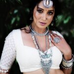 Bhanu Sri Mehra Instagram - Be a girl with a mind a woman with attitude, and a lady with classy .🤍💃 Photography:@weareretrospection Make up:@thimmappa180 Styling:@vishnupriya.pen Jewelry @kaluva_jewels Blouse @tiradesignstudio Location @teenduari . . .#tollywoodactress #southindianactress #telugupilla #bhanupilla #bhanusree🔥❤️ #actorlife #busy #happymood